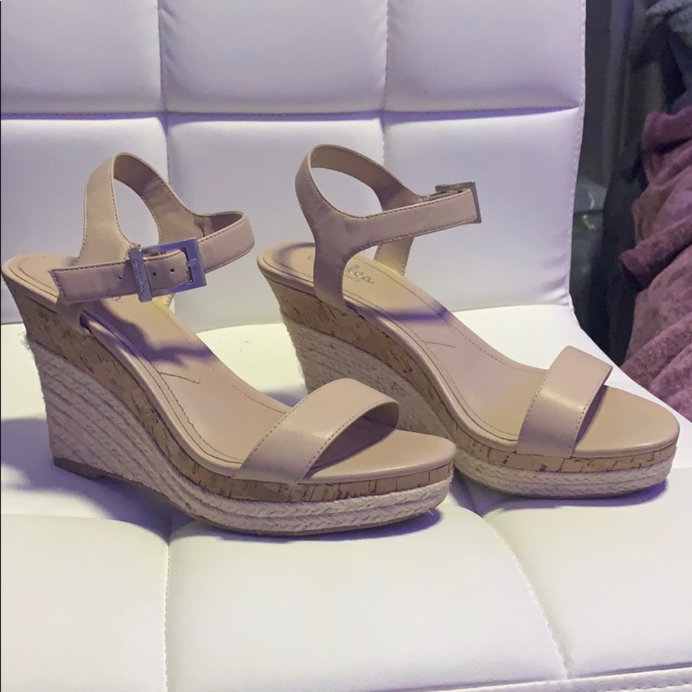 Light tan wedge heels.